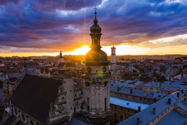 Lviv, Ukrayna - 24 Ağustos 2020: İHA 'dan Bernardine Kilisesi' nin havadan görüntüsü