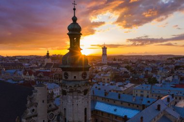 Lviv, Ukrayna - 24 Ağustos 2020: İHA 'dan Bernardine Kilisesi' nin havadan görüntüsü