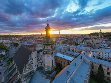 Lviv, Ukrayna - 24 Ağustos 2020: İHA 'dan Bernardine Kilisesi' nin havadan görüntüsü