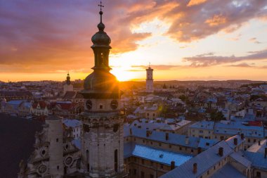 Lviv, Ukrayna - 24 Ağustos 2020: İHA 'dan Bernardine Kilisesi' nin havadan görüntüsü