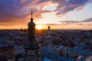 Lviv, Ukrayna - 24 Ağustos 2020: İHA 'dan Bernardine Kilisesi' nin havadan görüntüsü