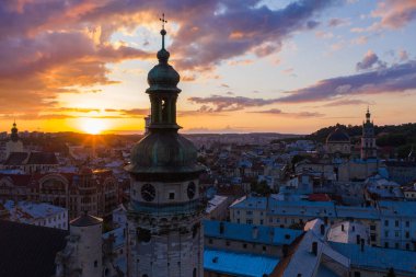 Lviv, Ukrayna - 24 Ağustos 2020: İHA 'dan Bernardine Kilisesi' nin havadan görüntüsü