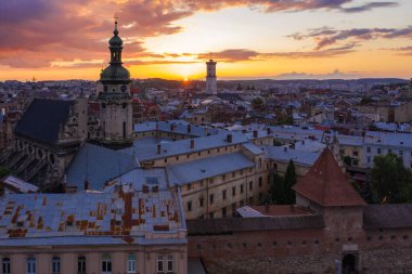 Lviv, Ukrayna - 24 Ağustos 2020: İHA 'dan Bernardine Kilisesi' nin havadan görüntüsü