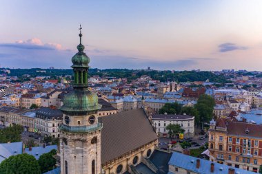 Lviv, Ukrayna - 24 Ağustos 2020: İHA 'dan Bernardine Kilisesi' nin havadan görüntüsü