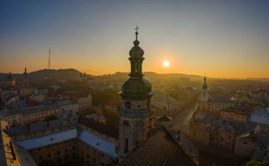 Lviv, Ukrayna - 24 Ağustos 2020: İHA 'dan Bernardine Kilisesi' nin havadan görüntüsü