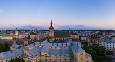Lviv, Ukrayna - 24 Ağustos 2020: İHA 'dan Bernardine Kilisesi' nin havadan görüntüsü