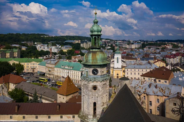 Lviv, Ukrayna - 24 Ağustos 2020: İHA 'dan Bernardine Kilisesi' nin havadan görüntüsü