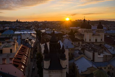 Lviv, Ukrayna - 24 Ağustos 2020: Ermeni Meryem 'in Varsayımı Katedrali ve Ukrayna' nın Lviv kentindeki Dönüşüm Kilisesi 'ne insansız hava aracından bakış