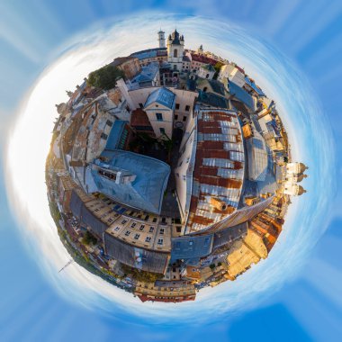 Minyatür gezegen Lviv. 360 derece görüş. İHA 'dan Mary' nin Varsayımının Ermeni Katedrali. 