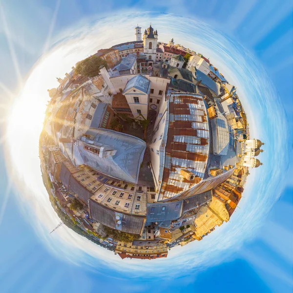 Minyatür gezegen Lviv. 360 derece görüş. İHA 'dan Mary' nin Varsayımının Ermeni Katedrali. 