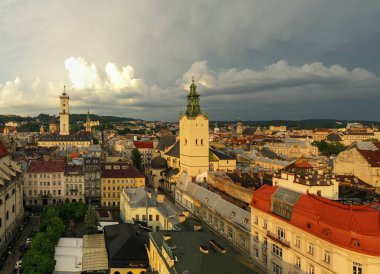 Lviv, Ukrayna - 24 Ağustos 2020: Ukrayna 'nın başkenti Lviv' de bulunan Belediye Binası ve Latin Katedrali üzerindeki hava manzarası