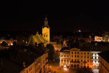 Lviv, Ukrayna - 24 Ağustos 2020: Ukrayna 'nın Lviv kentindeki Latin Katedrali gece insansız hava aracından