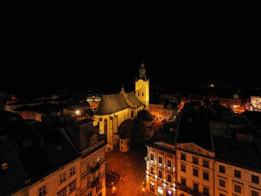 Lviv, Ukrayna - 24 Ağustos 2020: Ukrayna 'nın Lviv kentindeki Latin Katedrali gece insansız hava aracından