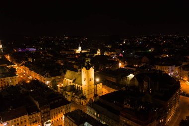Lviv, Ukrayna - 24 Ağustos 2020: Ukrayna 'nın Lviv kentindeki Latin Katedrali gece insansız hava aracından