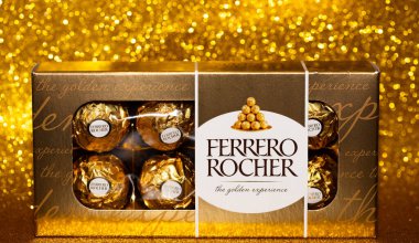 İtalya - 1 Ocak 2020: Altın parıltılı arka planda Ferrero Rocher premium çikolataları