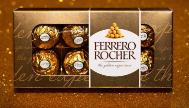 İtalya - 1 Ocak 2020: Altın parıltılı arka planda Ferrero Rocher premium çikolataları