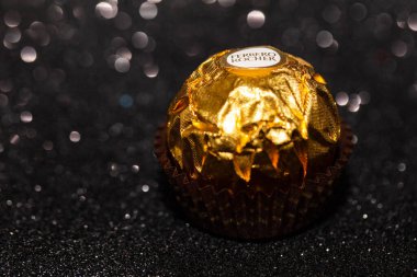 İtalya - 1 Ocak 2020: izole edilmiş siyah parıltılı arka planda Ferrero Rocher premium çikolatası