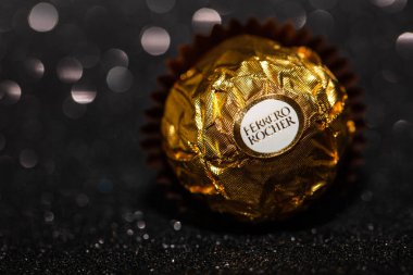 İtalya - 1 Ocak 2020: izole edilmiş siyah parıltılı arka planda Ferrero Rocher premium çikolatası