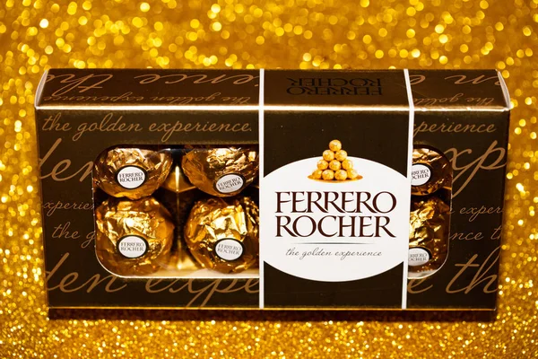 İtalya - 1 Ocak 2020: Altın parıltılı arka planda Ferrero Rocher premium çikolataları