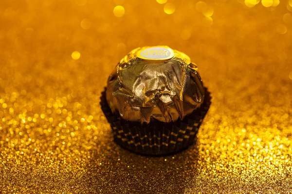 Olaszország Január 2020 Elszigetelt Ferrero Rocher Prémium Csokoládé Arany Csillogás — Stock Fotó