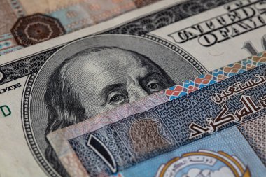 100 dolar ve Kuveyt Dinarı banknotları