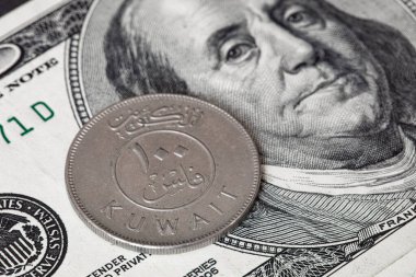 100 dolarlık banknot geçmişinde 100 dosya.