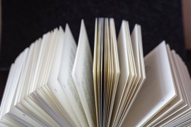 Siyah arkaplan üzerine kitabı aç