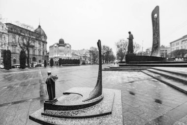 Lviv, Ukrayna - 12 Nisan 2019: Lviv 'de Taras Shevchenko anıtı modeli. Körlerin anıtı görmesi için bir model. Covid-19 Karantina