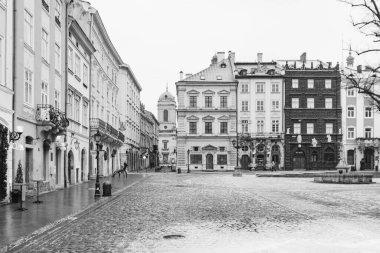 Lviv, Ukrayna - 10 Ocak 2021: COVID-19 Karantina sırasında boş Lviv caddeleri. Lviv 'deki pazar alanı