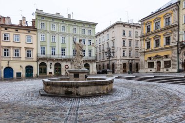 Lviv, Ukrayna - 10 Ocak 2021: COVID-19 Karantina sırasında boş Lviv caddeleri. Lviv 'deki Adonis Çeşmesi