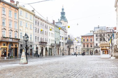 Lviv, Ukrayna - 10 Ocak 2021: COVID-19 Karantina sırasında boş Lviv caddeleri. Lviv 'deki pazar alanı