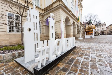 Lviv, Ukrayna - 10 Ocak 2021: COVID-19 Karantina sırasında boş Lviv caddeleri. Lviv 'deki pazar alanı