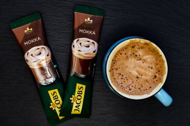 Almanya - 21 Ocak 2021: Jacobs Mokka çubukları ve siyah arkaplanda bir fincan hazır kahve