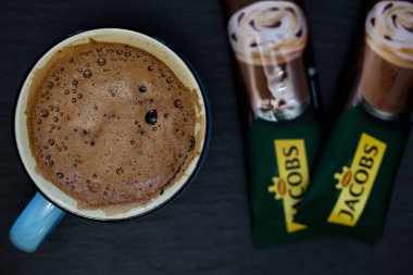 Almanya - 21 Ocak 2021: Jacobs Mokka çubukları ve siyah arkaplanda bir fincan hazır kahve