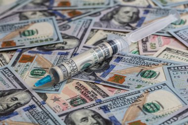 İçinde 100 dolarlık banknotlar bulunan şırınga.