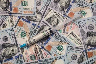 İçinde 100 dolarlık banknotlar bulunan şırınga.