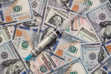 İçinde 100 dolarlık banknotlar bulunan şırınga.