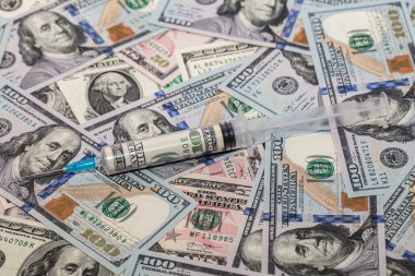 İçinde 100 dolarlık banknotlar bulunan şırınga.