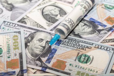 İçinde 100 dolarlık banknotlar bulunan şırınga.