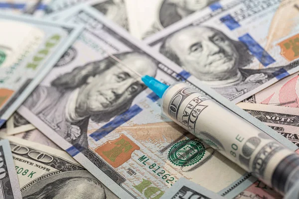 İçinde 100 dolarlık banknotlar bulunan şırınga.