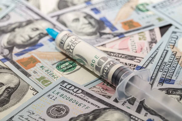 İçinde 100 dolarlık banknotlar bulunan şırınga.