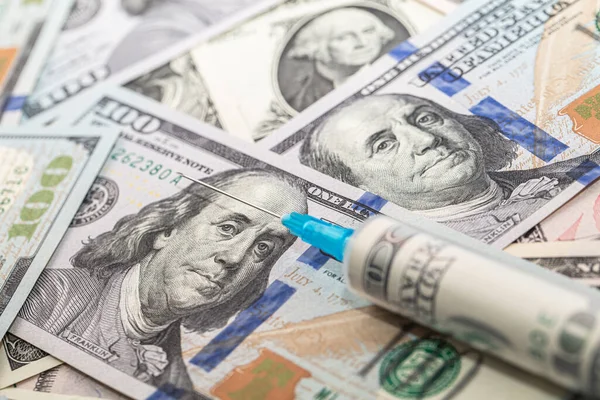 İçinde 100 dolarlık banknotlar bulunan şırınga.