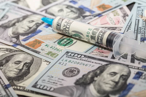 İçinde 100 dolarlık banknotlar bulunan şırınga.