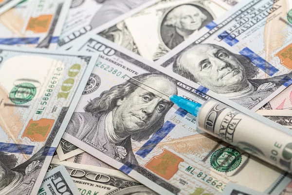 İçinde 100 dolarlık banknotlar bulunan şırınga.