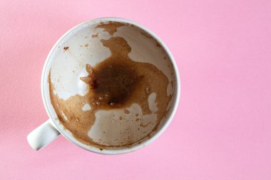 Tasarım amaçlı pembe arka planda boş kahve fincanı