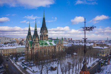 Lviv, Ukrayna - 29 Ocak 2021: Ukrayna 'nın başkenti Lviv' deki Elizabeth Kilisesi 'ne insansız hava aracı saldırısı