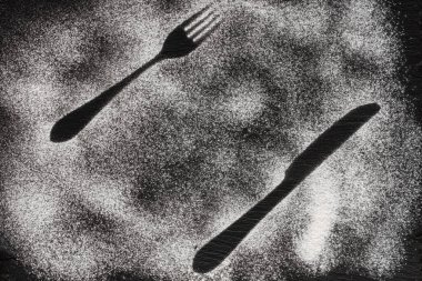 çatal ve bıçak silueti, dizayn amacı için tahta tepside un ile yapılır.