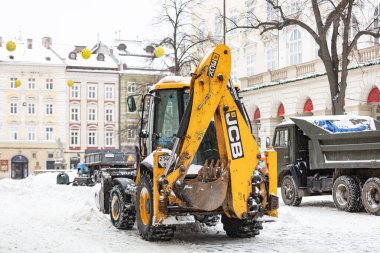 Lviv, Ukrayna - 8 Şubat 2020: Lviv 'deki pazar meydanında kar temizleme ekipmanı