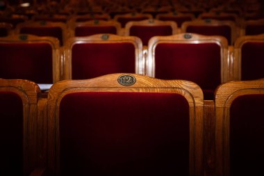 Tiyatroda kırmızı koltuklar