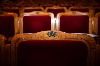 Tiyatroda kırmızı koltuklar